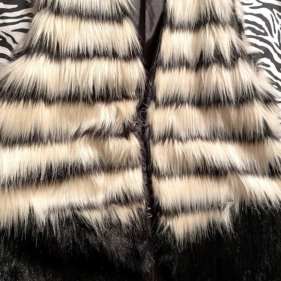 Chic Black and White Faux Fur Vest - Picture 6 of 9